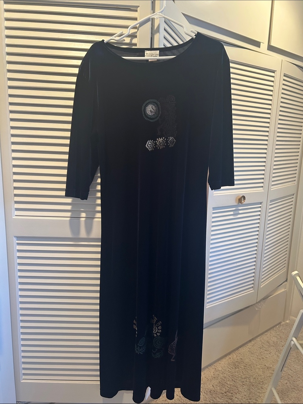 Elegant Navy Velvet Midi Dress with Embroidered Accents